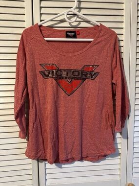 Victory Graphic Scoop Neck Long Sleeve Tee in Heathered Coral